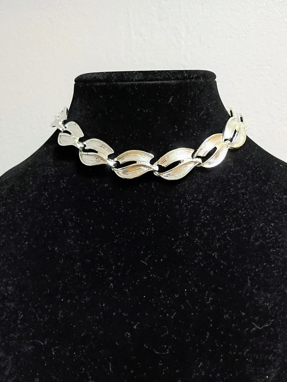 Vintage Silver Toned Leaf Choker Necklace